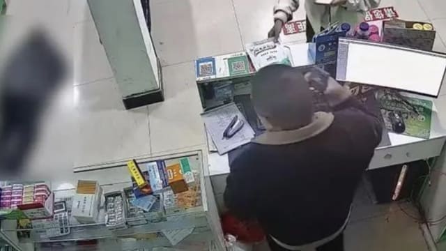 中国老人药店倒地 无人施救后去世