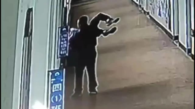 中国老师涉嫌殴打小学生 还把学生抱到三楼窗外威胁