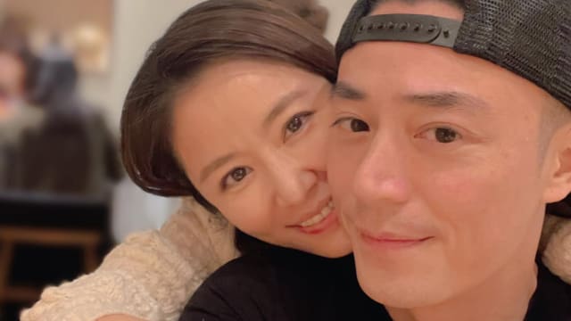 林心如、霍建华素颜和粉丝合照　爱女“小海豚”疑入镜