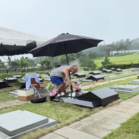 大S墓地神秘身影独家目击！网友心疼哀伤