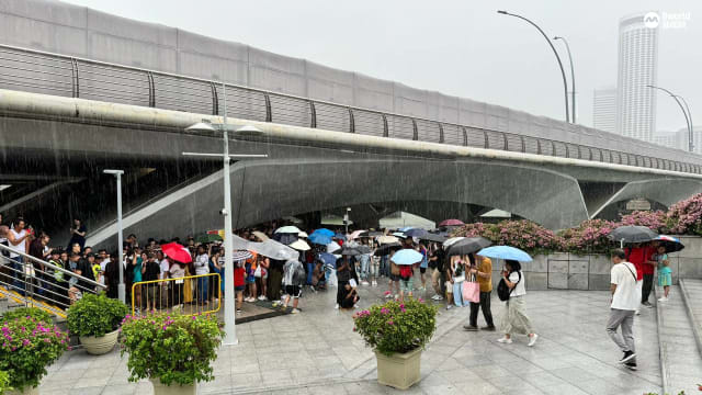 【重温直播】鱼尾狮公园下大雨后 人潮减少不少