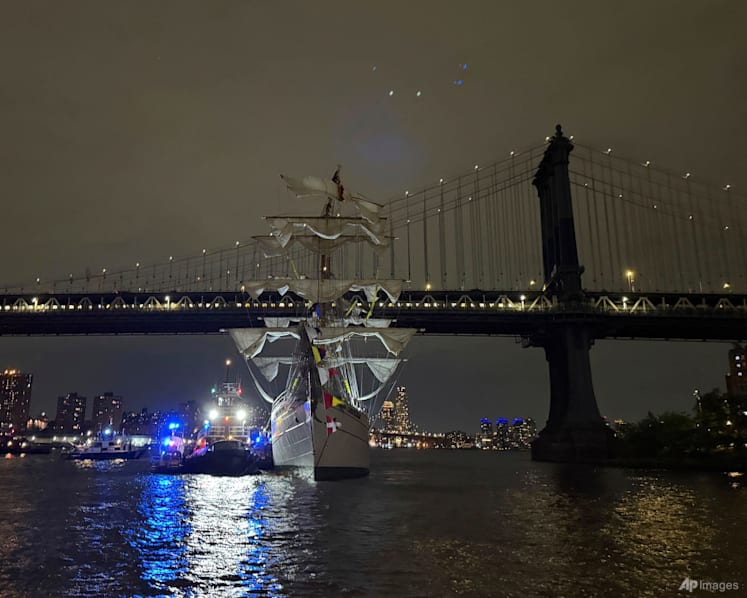 Two dead after Mexican navy training ship hits New York's Brooklyn Bridge