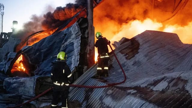 乌克兰指俄国对敖德萨港口发动攻击 造成7死15伤