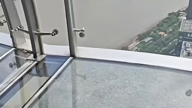 东方明珠观光玻璃惊现裂纹 工作人员：已及时处理