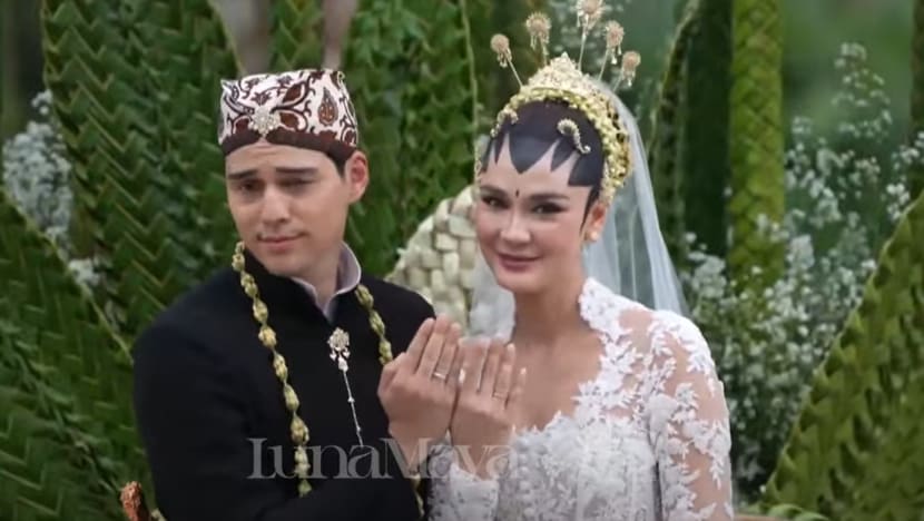 Sah! Luna Maya dan Maxime Bouttier resmi menikah. Mas kawinnya unik 