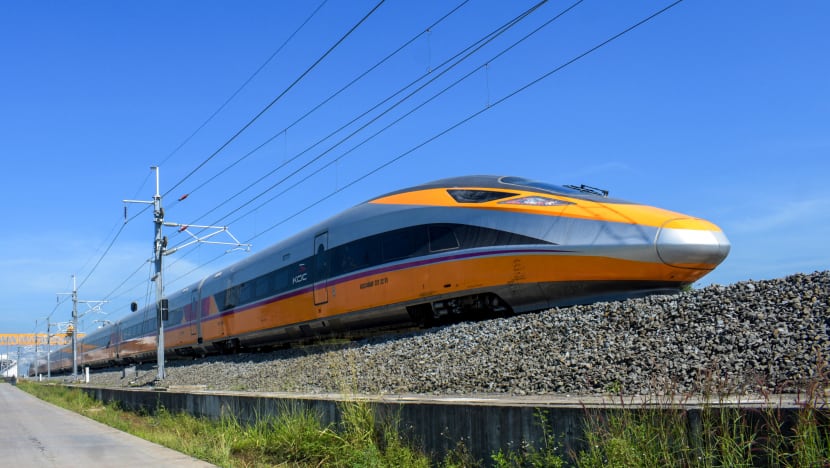 Pilih kereta api cepat atau biasa jika ingin ke Jakarta, Bandung? Ini baik buruknya