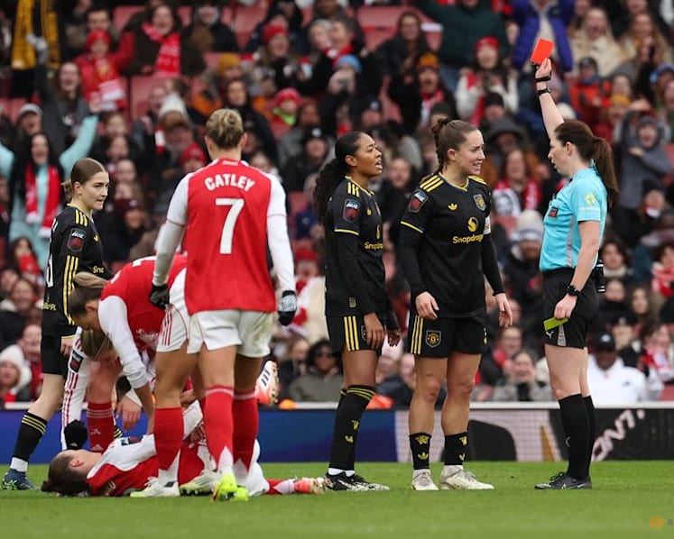 Arsenal fail to capitalise as Man United hold on for point in WSL
