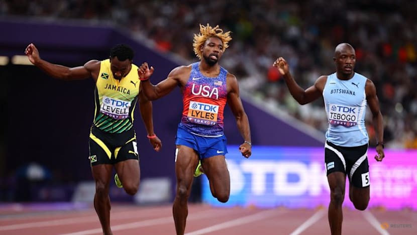 Lyles surges late to win fourth successive 200m gold