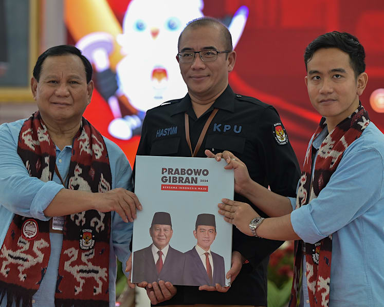 Indonesia’s defence minister Prabowo, Jokowi’s son last pair to register as candidates for 2024 election