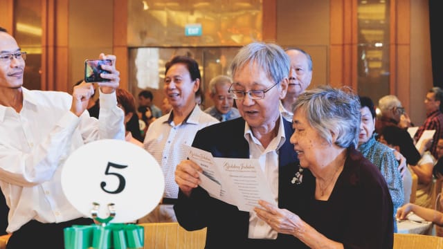 本地165对夫妻一同庆祝结婚金禧纪念