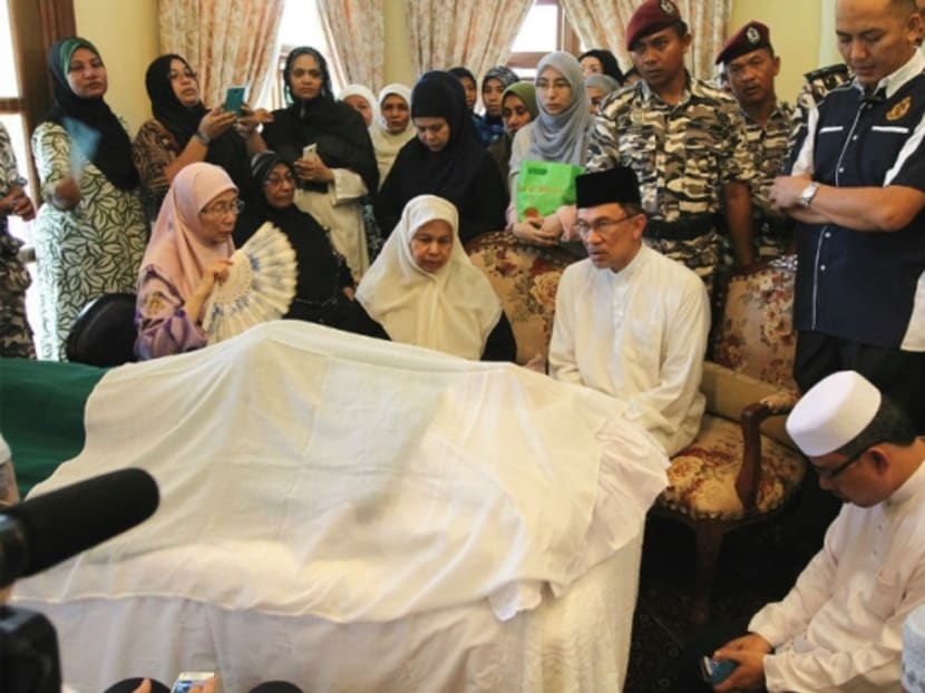‎Anwar’s father dies