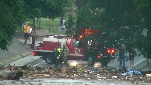 美国德州爆发洪灾 至少13死逾20名儿童失踪