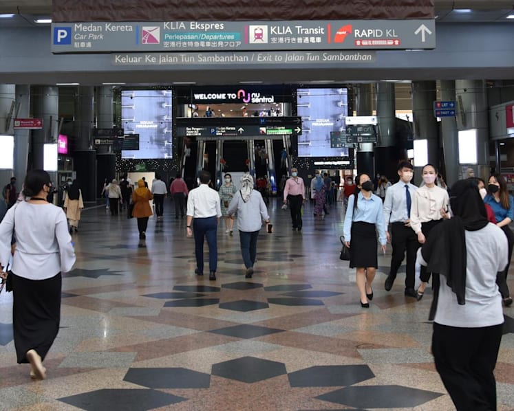 Thousands of Klang Valley LRT commuters affected by unexplained glitch affecting several stations