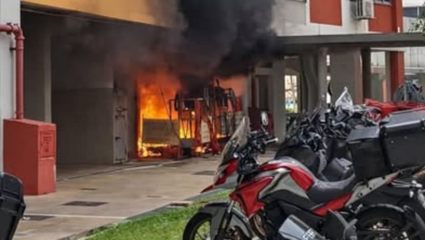 ஹவ்காங்கில் HDB வெற்றுத்தளத்தில் தீ - மூவர் மருத்துவமனையில் 