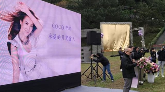 李玟50岁冥诞　87岁母亲激动大哭，遗作《下弦月》上线