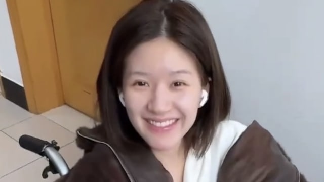 赵露思病倒复健画面曝光，走路、吃饭都吃力！