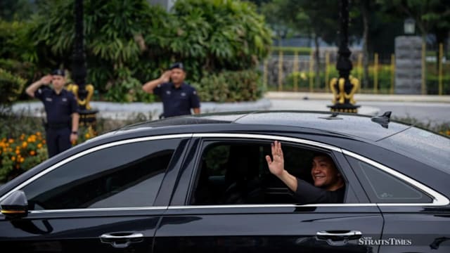 翁哈菲兹宣誓连任柔佛州务大臣 开启第二任期