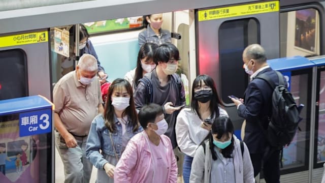 台湾冠病疫情进入流行期 门诊病例翻倍破万料下月达高峰