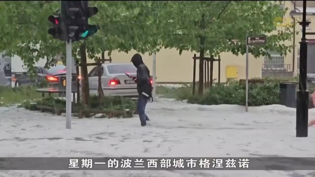 极端天气席卷欧美地区 美国中部地区遭遇至少13股龙卷风吹袭