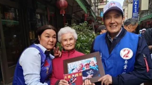 马英九金门助选 大妈大姐抢合照成人气王