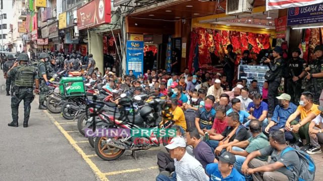 马国警方出动千名警员 吉隆坡闹市逮捕上千非法客工  