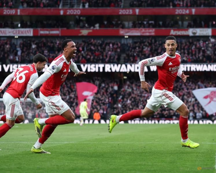 Arsenal claim nervy win over Chelsea, Man Utd go third