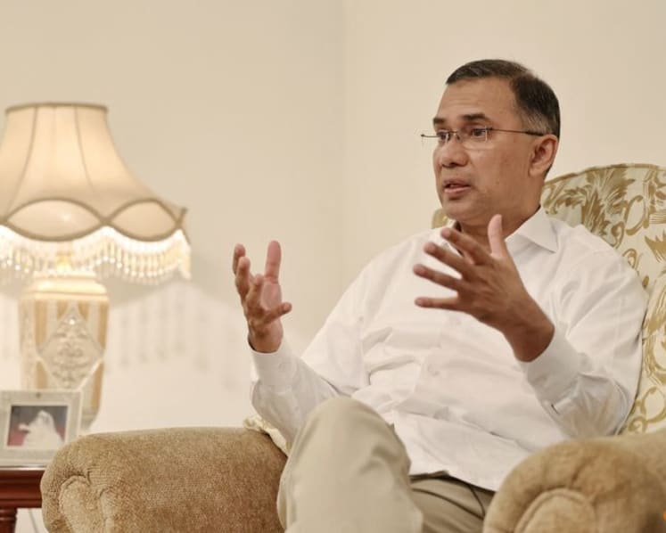 Bangladesh PM front-runner rejects unity government offer, says his party set to win