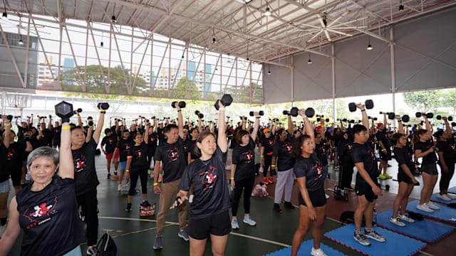 495义顺居民集体挑战挺举 缔造新加坡纪录