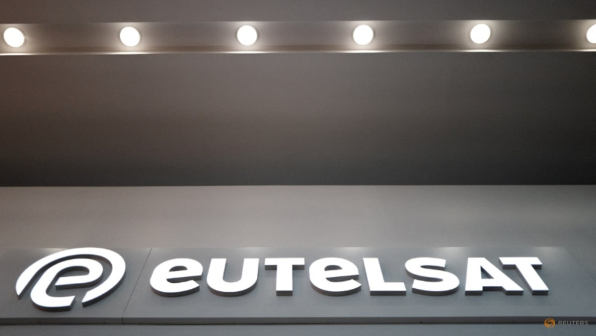 Starlink rival Eutelsat plans OneWeb expansion after €1 billion satellite order