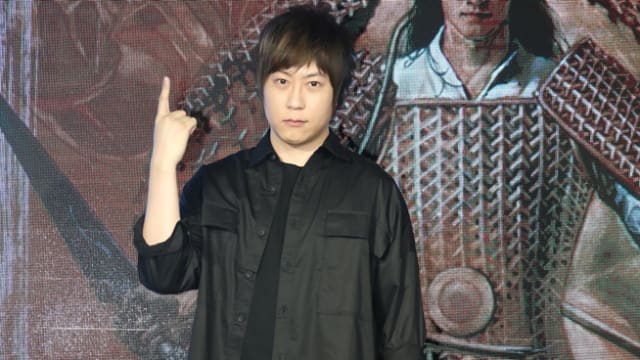 五月天阿信贴“半裸照”　网友：后面那个女的是谁？