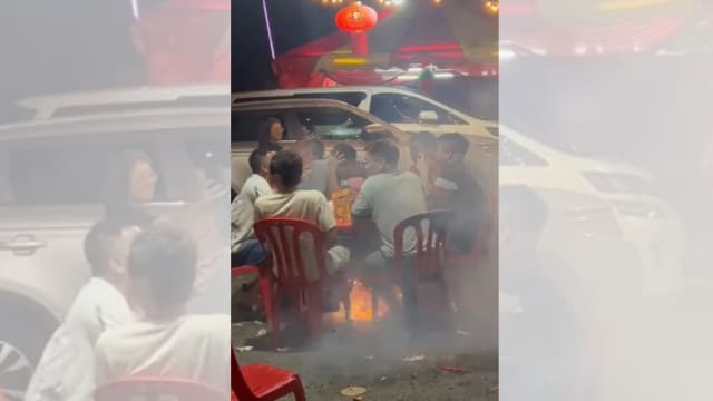 马国一班好友玩桌下鞭炮游戏 网笑：不认输各个被炸脚