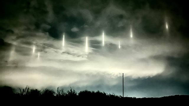 九道诡异光柱“悬挂”夜空 日本天空惊现科幻场面