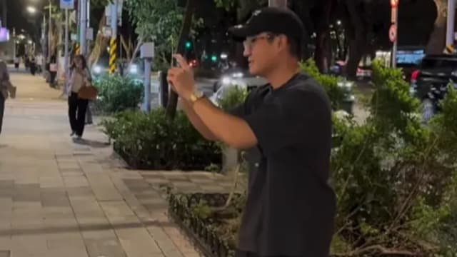 叔叔真幽默，当街喊大明星来帮他拍照