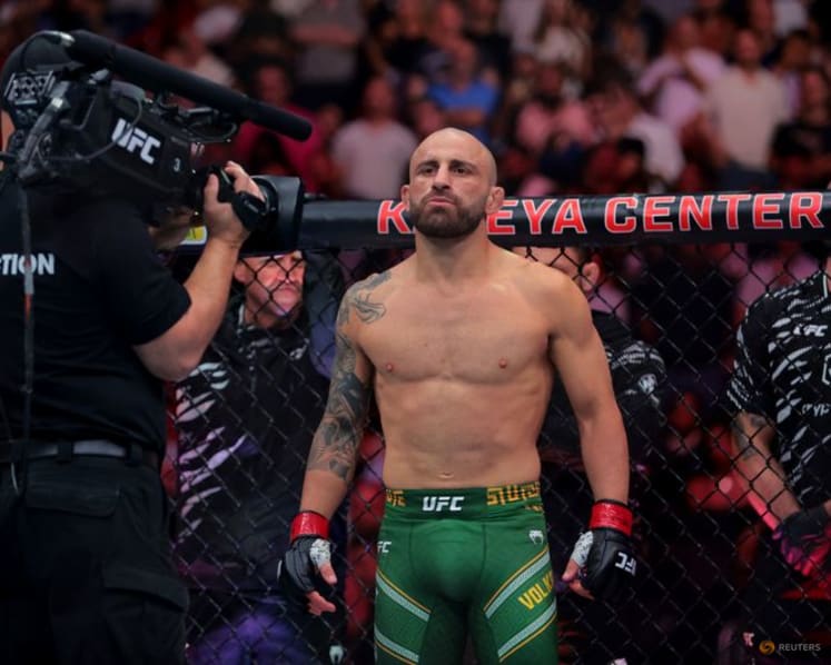 Volkanovski keeps promise with quick win over Evloev at UFC 333