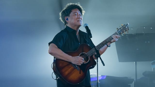 神秘嘉宾带女儿现身演唱会　周华健兴奋喊“亲家”！
