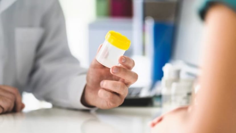 Buang air kecil terlalu sering dan terasa perih? Kenali gejala ISK dan penyebab perempuan lebih rentan terinfeksi