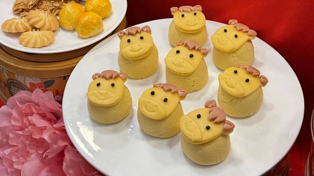 创意年饼热卖 年货展销会人潮涌现