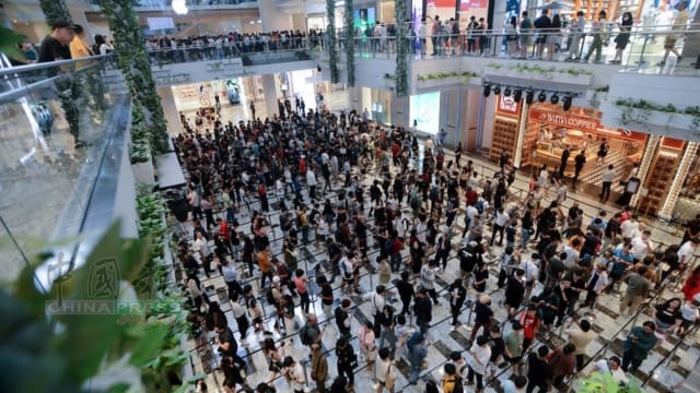 “不用再去新加坡排队了” 马国果粉漏夜排队迎苹果旗舰店