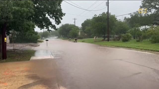 美国得州遭遇新一轮暴雨袭击 搜救行动被迫暂停