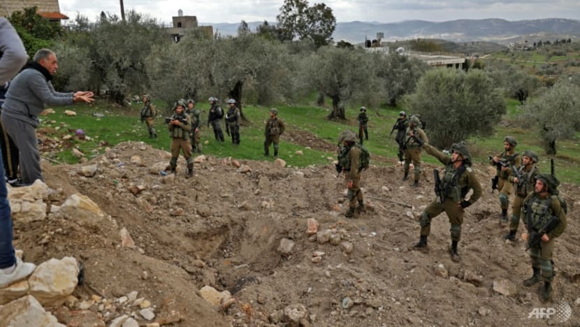 Palestinians, Israeli forces clash near West Bank outpost