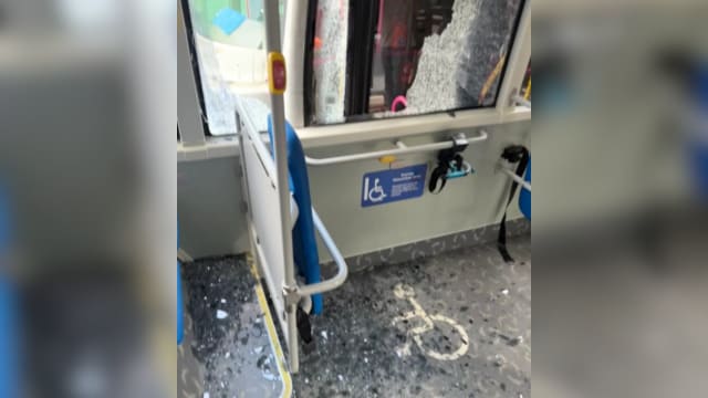 南大接驳巴士与巴士相撞 学生：一声巨响玻璃就碎了
