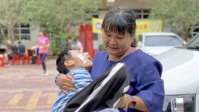 台母照顾脑麻儿逾18年 诈团骗不下去说“愿上帝祝福妳”