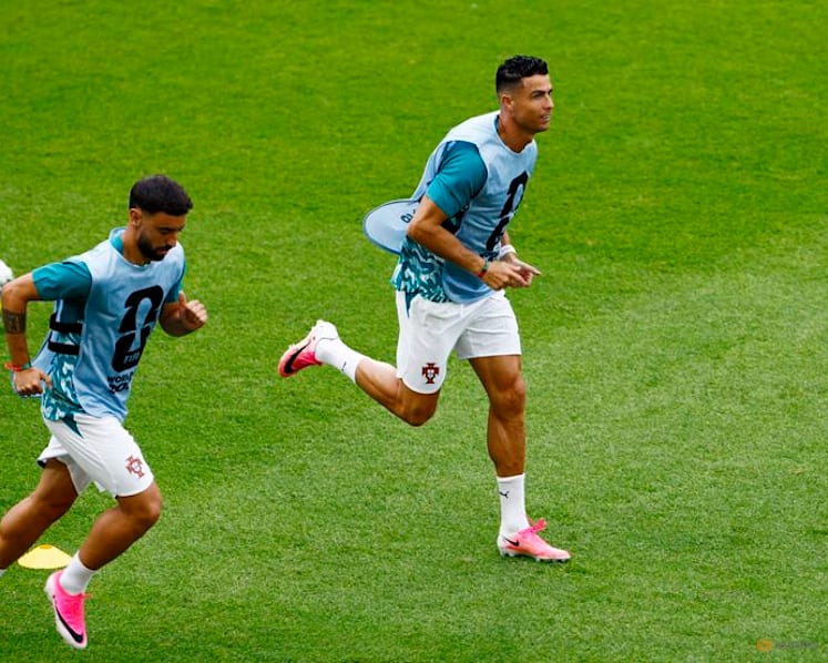 Fernandes rejects talk of Portugal rift after Ronaldo's abrupt departure