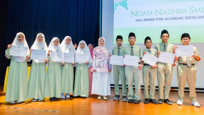10 pelajar Madrasah Al-Arabiah diraikan atas pencapaian cemerlang akademik, luar darjah 10 pelajar Madrasah Al-Arabiah diraikan atas pencapaian cemerlang akademik, luar darjah