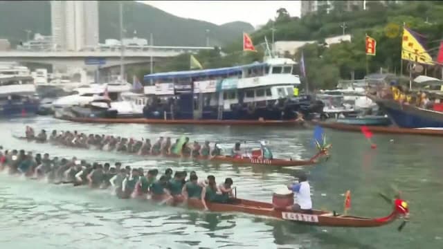 香港南区龙舟竞渡庆端午 数十支队伍展开激烈角逐