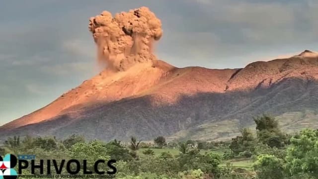 菲律宾坎拉翁火山剧烈喷发 火山灰柱高达4000米