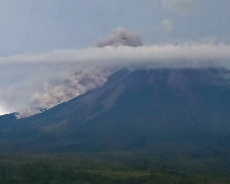 Thousands flee as activity in Indonesian volcanoes increases