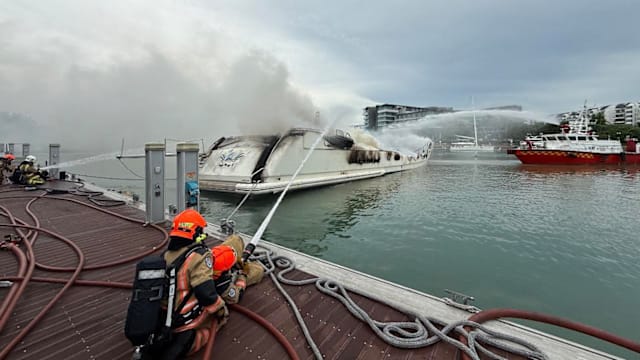 圣淘沙升涛湾游艇起火 火势已受控制暂无伤亡报告