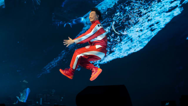“E神” 陈奕迅狮城开唱　歌多话少，“E氏幽默” 逗乐粉丝