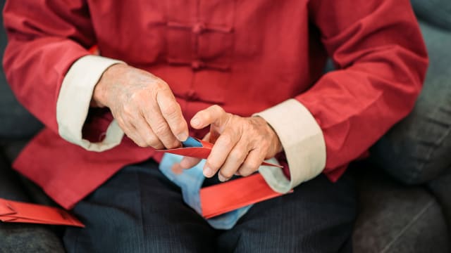 不满父亲代管压岁钱 中国男童报警：有坏人抢我钱！